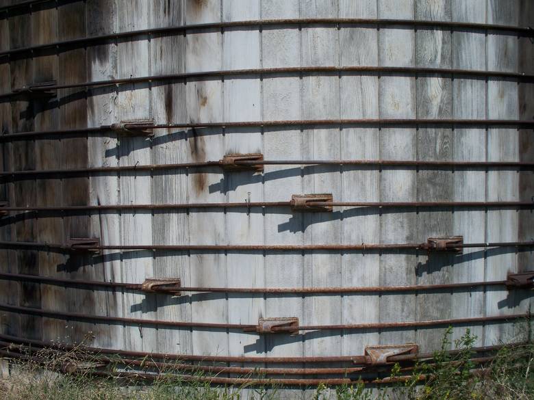 Redwood Water Tank - Close-up of Bands